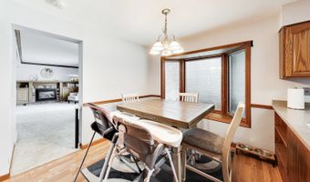 525 Skyline Dr, Algonquin, IL 60102