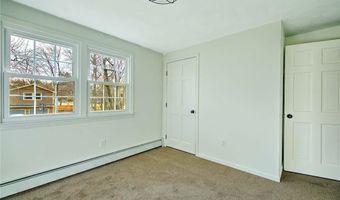 2 Simmons Rd, Barrington, RI 02806