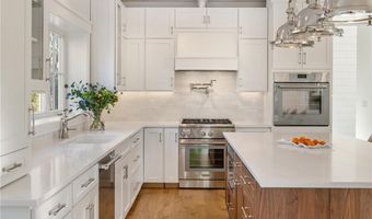 1 Knowlton Ct, Bristol, RI 02809