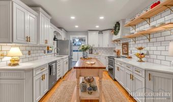 165 Leighway Ln, Banner Elk, NC 28604