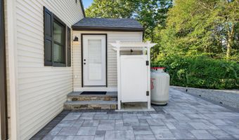 39 Spring Glen Rd, East Lyme, CT 06357