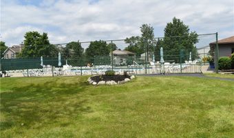 10 Southcreek Ct B, Amherst, NY 14051