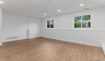 522 N Castle Rd, Addison, IL 60101