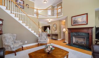 35 Shinnecock Hills Dr, Albany, NY 12205