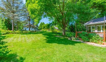 21 E Newhaven Cir, Madison, WI 53717