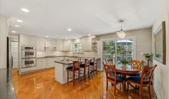 5 Trotter Ter, Belford, NJ 07718