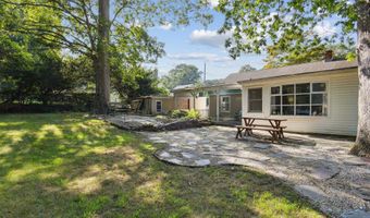 7 Rocky Ledge Dr, Clinton, CT 06413