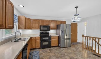 7 Springlake Ct, Ballwin, MO 63011