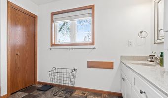 5709 Oak Crest Hill Rd SE, Riverside, IA 52327