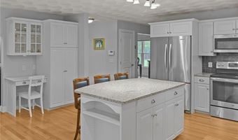 10 Lantern Brook Dr, Lincoln, RI 02865