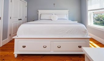19 Eustis Ave, Newport, RI 02840