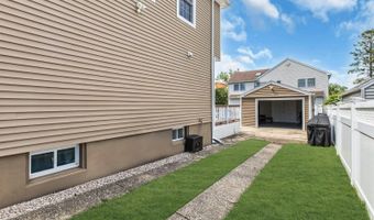 62 Netherwood Dr, Albertson, NY 11507