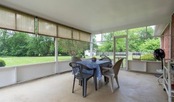 114 W SAVANNAH Dr, Bear, DE 19701