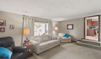 2242 Camelot Ct, Altoona, IA 50009