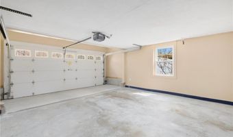 9 Valley Dr, Bristol, RI 02809