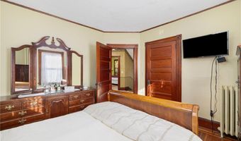 99 Roseneath Ave, Newport, RI 02840