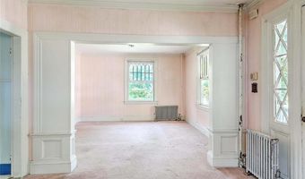 20 Stratford Rd, Cranston, RI 02905