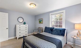 15 Zephyr Ln, Barrington, RI 02806