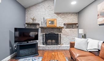 7 Hawthorn Cir, Albany, NY 12203