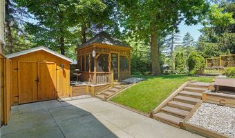 240 S Park Dr, Aurora, OH 44202