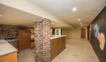 425 Kenilworth Ln, Ballwin, MO 63011