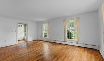 8 North Dr, Middletown, RI 02842