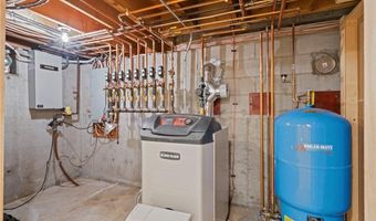 24 GREENWOOD Ln, Lincoln, RI 02865