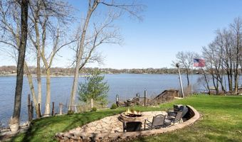 811 Lake Holiday Dr, Hainesville, IL 60548