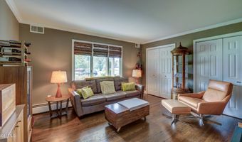4 Fairway Ct, Albany, NY 12208