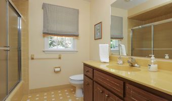 11 Lyon Rd, Middletown, NJ 07748