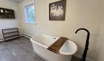 128 Mallego Rd, Barrington, NH 03825