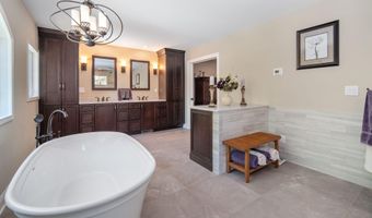 35 Shinnecock Hills Dr, Albany, NY 12205