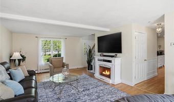 34 Brooks Farm Dr, Bristol, RI 02809