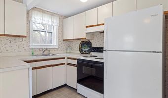 6 Baldwin Rd, Middletown, RI 02842