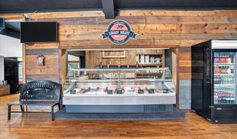 33 W Olive St, Aurora, MO 65605