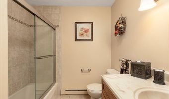 68 Birchwood Dr, Narragansett, RI 02882