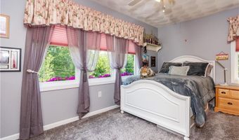 9 Wilshire Ln, Cranston, RI 02921