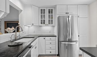 15 Hammersmith Rd #14, Newport, RI 02840