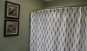 811 Thomas Dr, Angola, IN 46703