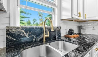 7 Jill Ct, East Providence, RI 02915