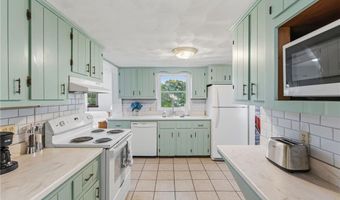 34 Platt St, Bristol, RI 02809