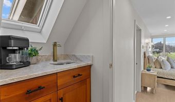 8 J H Dwyer Dr, Middletown, RI 02842