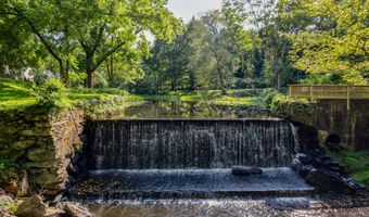 6 Spring St, Chester, CT 06412