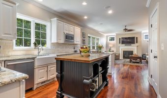 15 Wildwood Dr, Albany, NY 12211