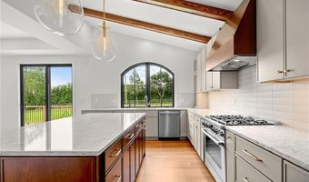 2 Stone Bridge Dr, Middletown, RI 02842