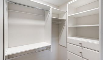 75 S REYNOLDS St 411, Alexandria, VA 22304