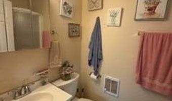 96 Compton St, Belford, NJ 07718