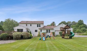 2 Winsome Lea Rd, Falmouth, ME 04105