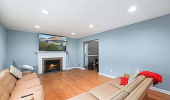 7044 CINDY Ln, Annandale, VA 22003
