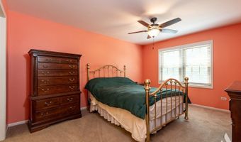 2452 E Hunter Dr, Arlington Heights, IL 60004